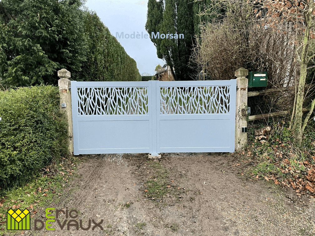 Portail en acier couleur blanc style moderne