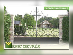 Portail ferronnerie sur mesure pour maison normande