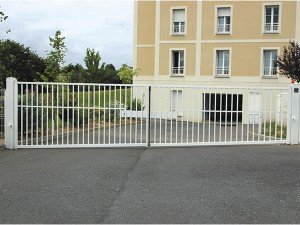 Portail industriel sur mesure pose en Normandie