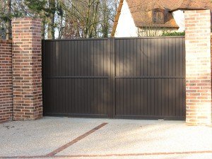 Portail alu pour maison normande