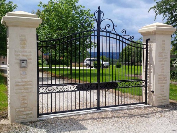 Pilier portail en pierre taillée