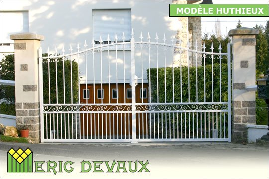 portail en ferronnerie couleur blanche
