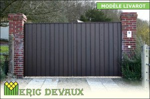 portail conçu sur mesure en fer et bois de style contemporain