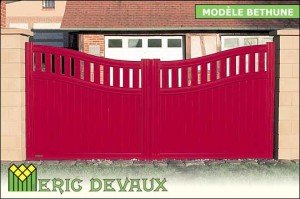 exemple portail en aluminium de couleur rouge