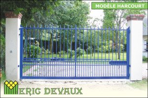 portail sur mesure en fer forgé bleu