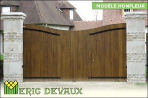 portail en bois avec ferronnerie style normand