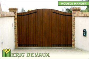 portail en bois avec ferronnerie sur mesure