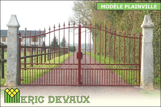 portail en fer forgé sur mesure couleur rouge