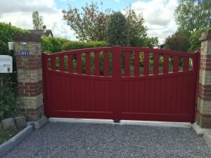 portail en alu avec des barreaux style normand