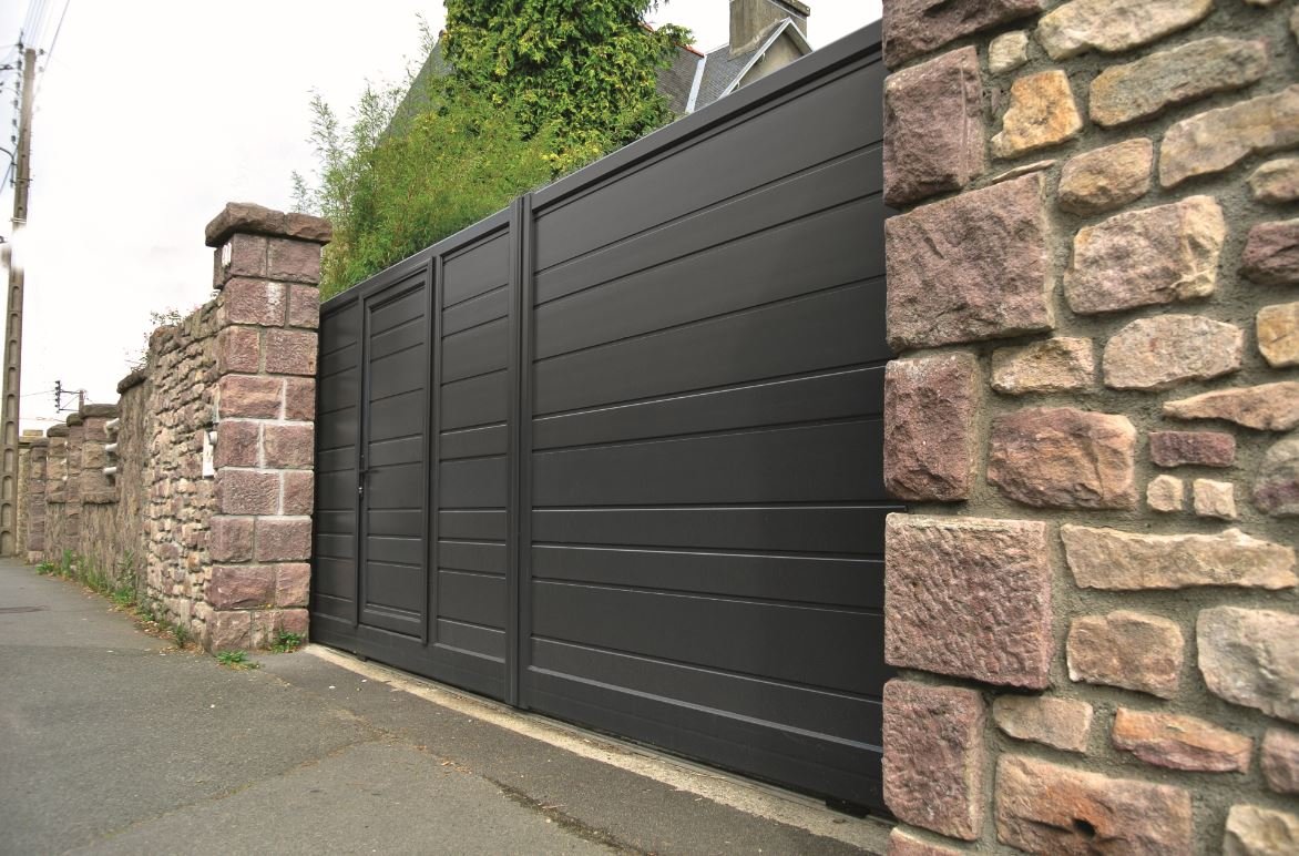 grand portail en alu sur mesure avec portillon