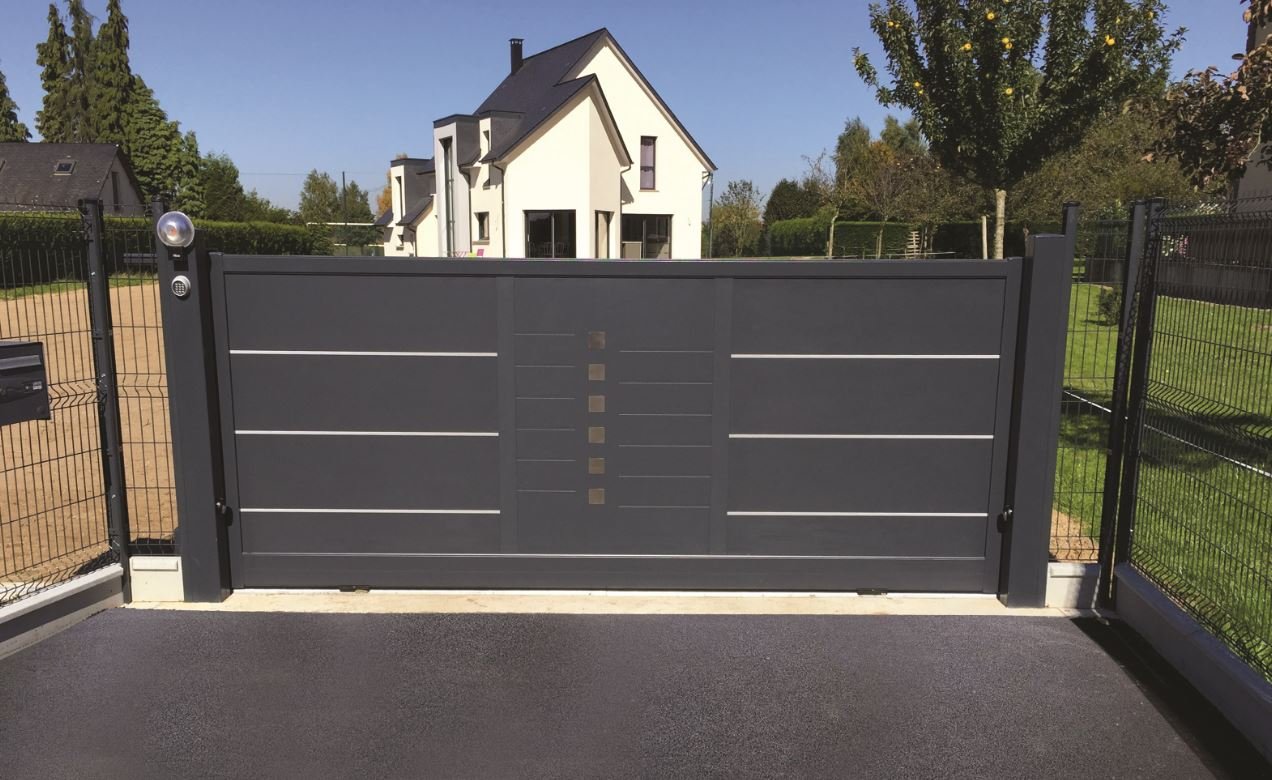 portail en alu pour une maison en Normandie