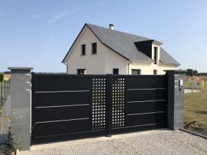 portail en alu de couleur noir style contemporain