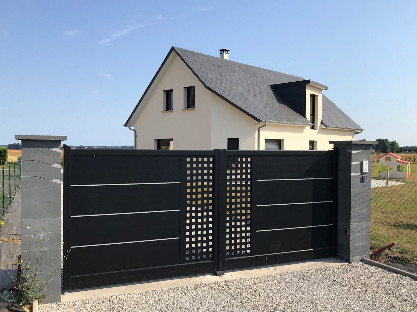 portail en alu de couleur noir style contemporain