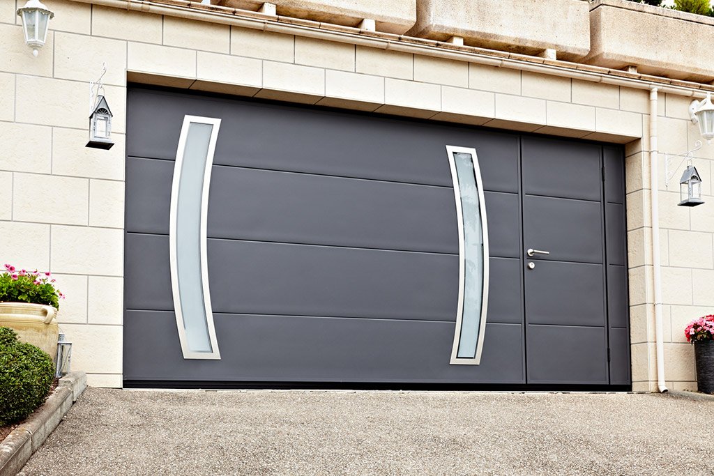 Porte de garage contemporaine pose à Deauville
