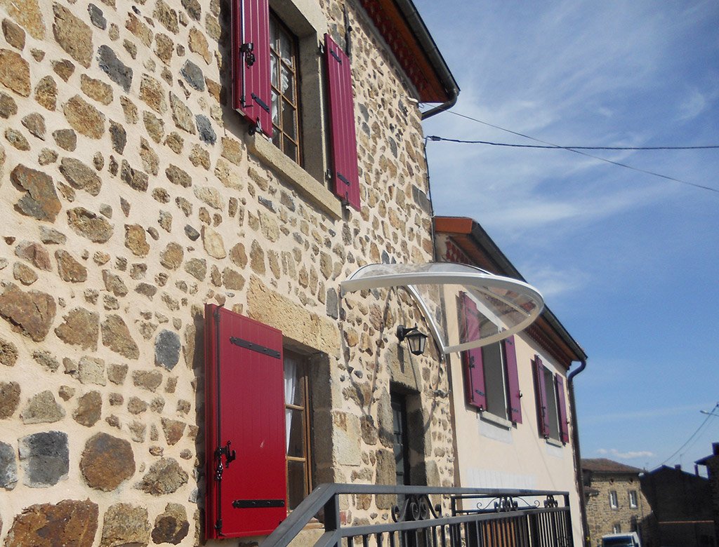 Volets aluminium sur mesure couleur rouge