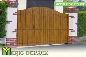 portail bois sur mesure, pose en Normandie