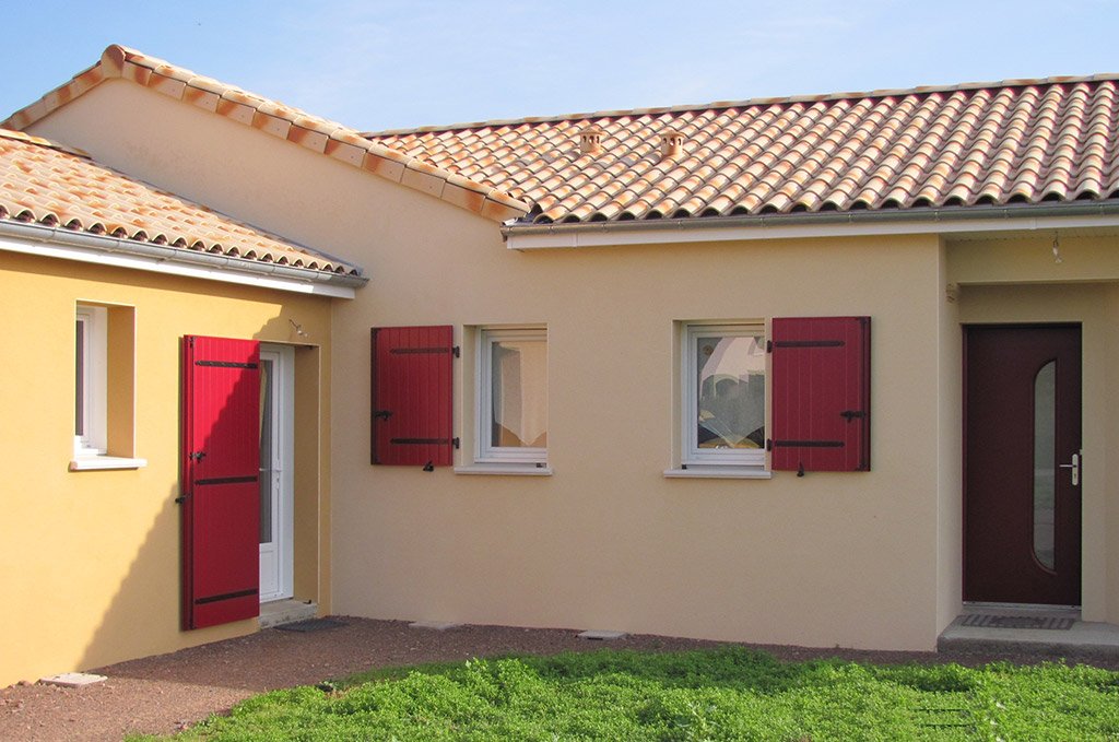 fenêtre blanche en alu et volets rouge
