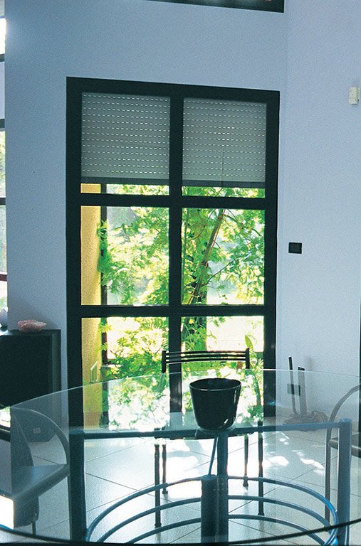 large fenêtre sur mesure en alu noir