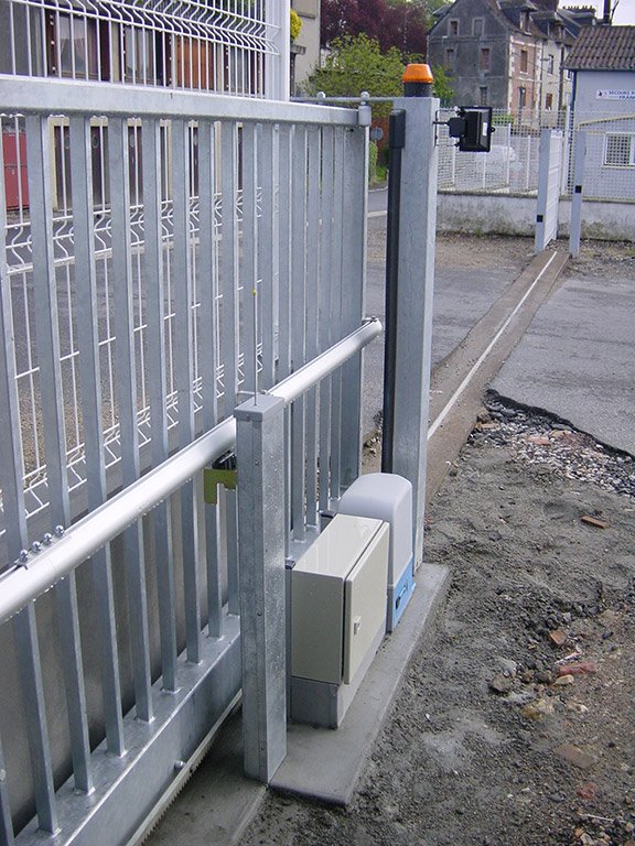 portail coulissant en métal pour entreprise