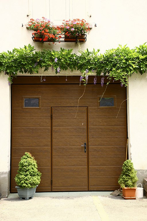 porte de garage sur mesure avec portillon central