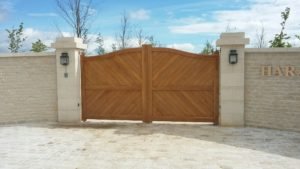 Portail sur mesure bois massif
