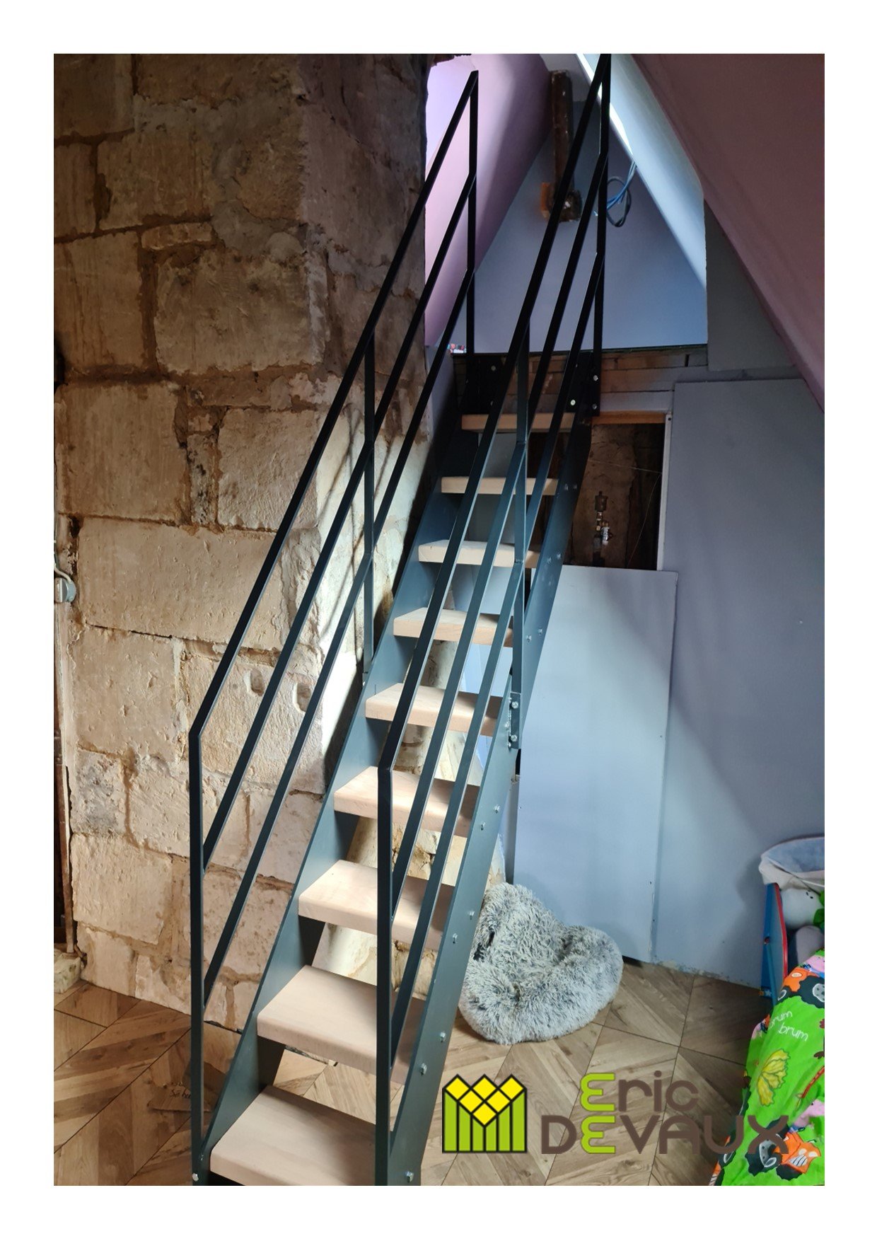 escalier intérieur en fer avec marche en bois