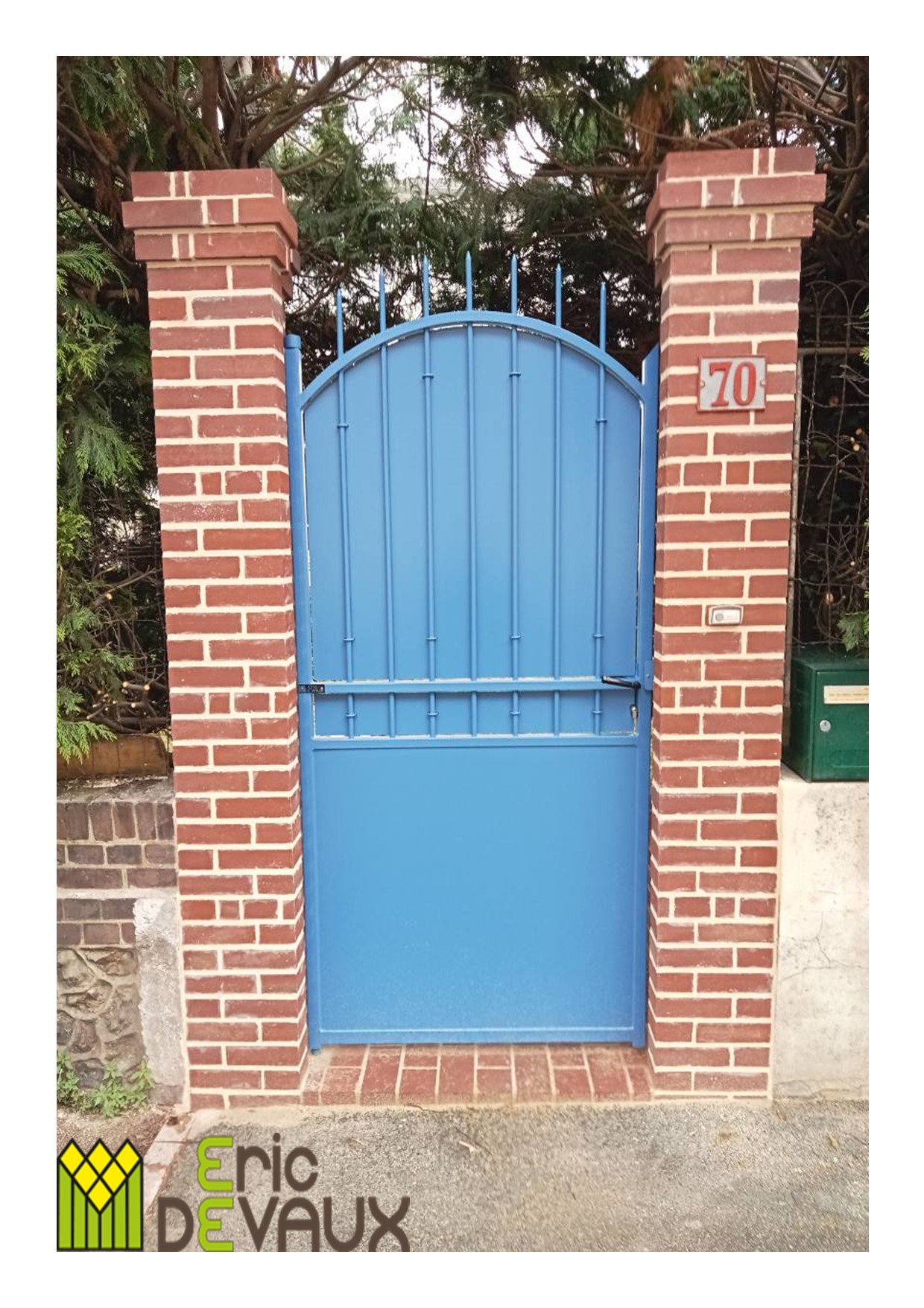 portillon en fer sur mesure couleur bleu
