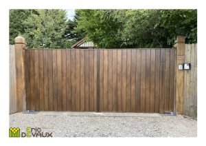 portail bois avec piliers bois sur mesure