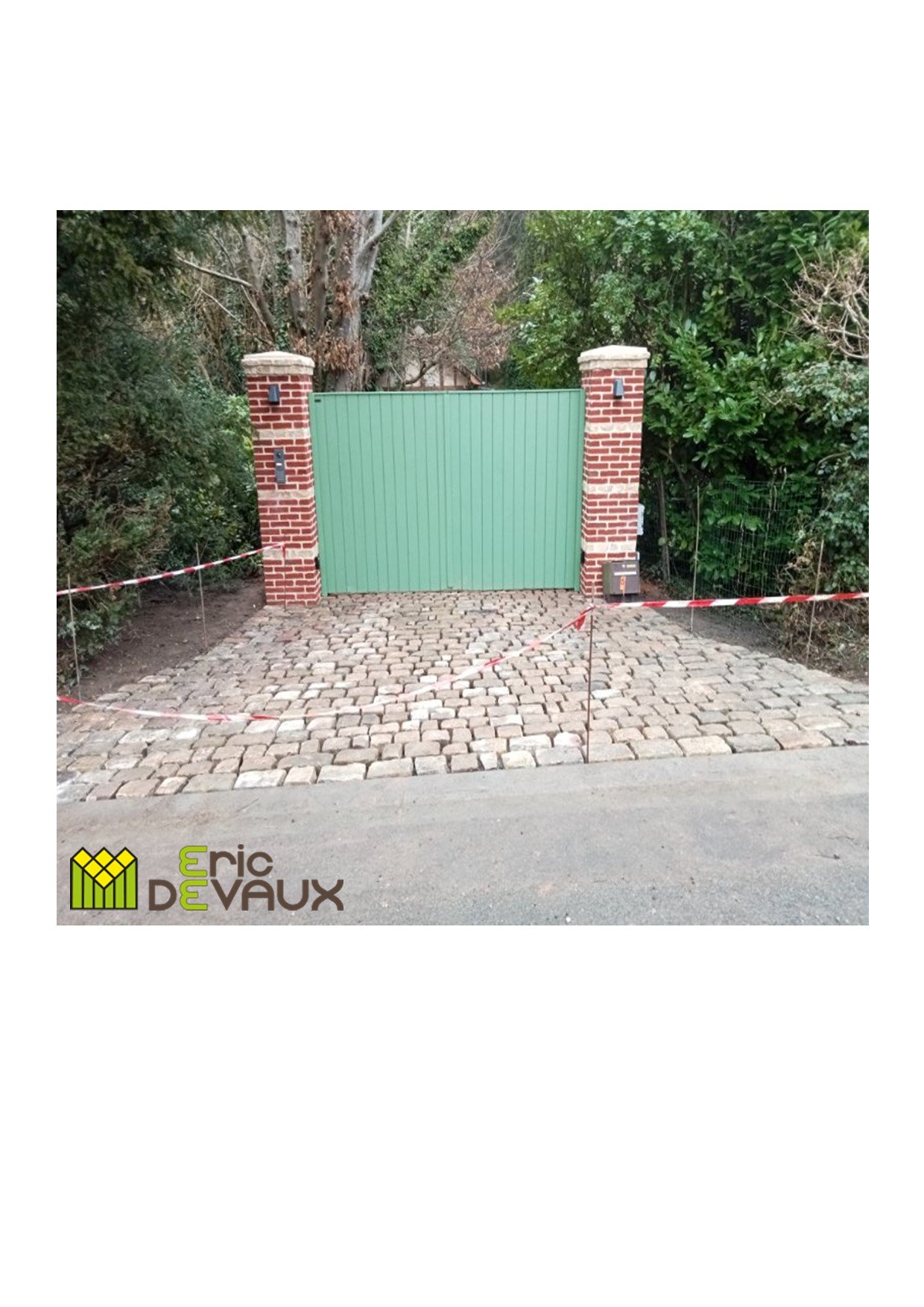 portail bois de couleur avec piliers assortis