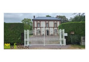 piliers et portail en fer forgé sur mesure couleur blanc en Normandie