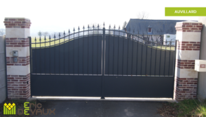 portail en fer forgé sur mesure avec panneaux pleins