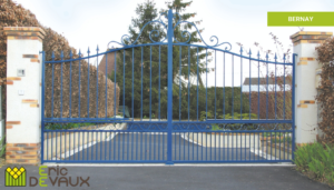 portail en ferronnerie couleur bleu sur mesure