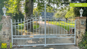 portail en ferronnerie sur mesure pour entrée de propriété