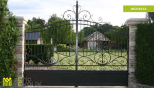 portail en ferronnerie avec décors pour l'entrée d'une maison normande