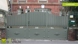 portail en ferronnerie pour entrée de maison ancienne