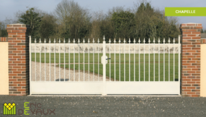 portail en fer forgé avec ouverture par battants