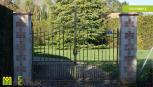 portail en fer avec décor en hauteur