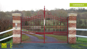 portail en fer forgé d'entrée de propriété privée