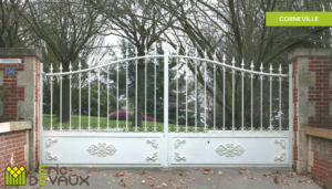 portail en ferronnerie avec partie en grille et panneaux pleins