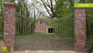 portail en ferronnerie pour maison à la campagne