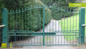 portail en ferronnerie avec partie haute convexe