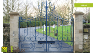 portail en fer forgé sur mesure pour un haras
