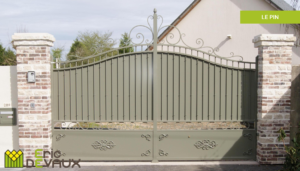 portail en fer forgé avec décors sur panneaux pleins