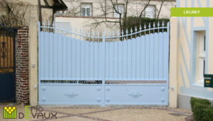 portail en ferronnerie avec des panneaux pleins