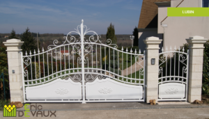 portail en ferronnerie avec portillon couleur blanche