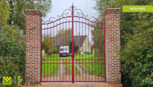 portail en ferronnerie grande hauteur de couleur rouge