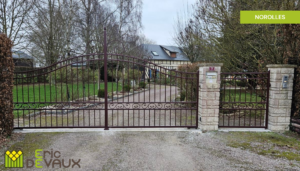 portail en ferronnerie avec volute au sommet