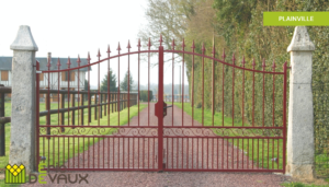 portail en ferronnerie couleur rouge dans une propriété normande