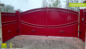 portail ferronnerie avec panneaux pleins de couleur rouge