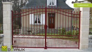 portail en fer forgé couleur rouge
